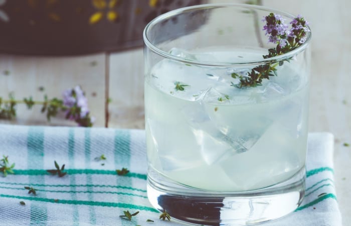gin-lemonade-with-thyme