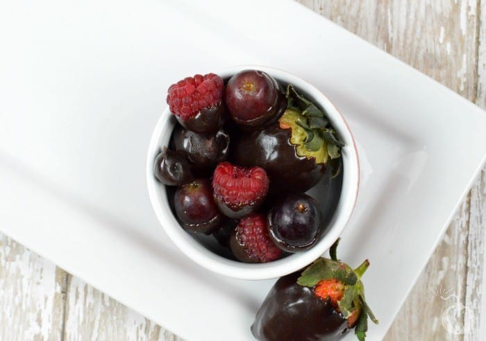 chocolate covered berries featured