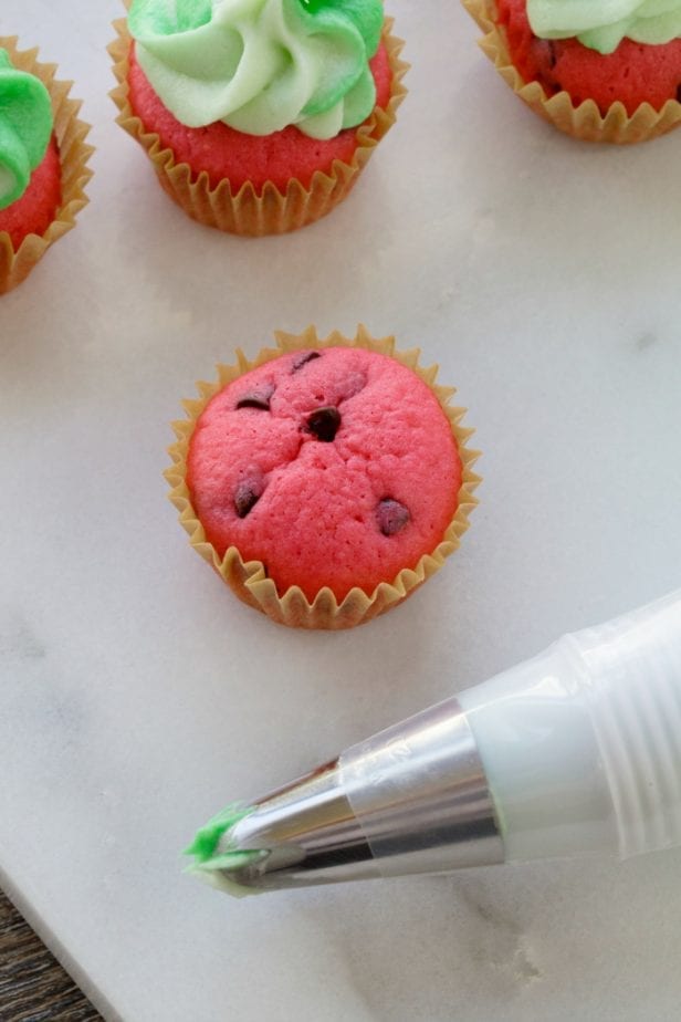 Mini Watermelon Cupcakes #watermelon #watermeloncupcakes #summertreats #summercupcakes