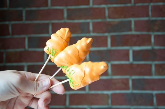 I'm a little in love with these Easter Carrot Meringue Cookies. They're literally the most perfect treat for Easter Egg Hunting EVER. #meringue #meringuecookies #recipe #easter