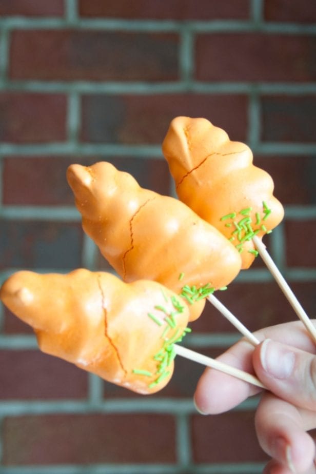 I'm a little in love with these Easter Carrot Meringue Cookies. They're literally the most perfect treat for Easter Egg Hunting EVER. #meringue #meringuecookies #recipe #easter