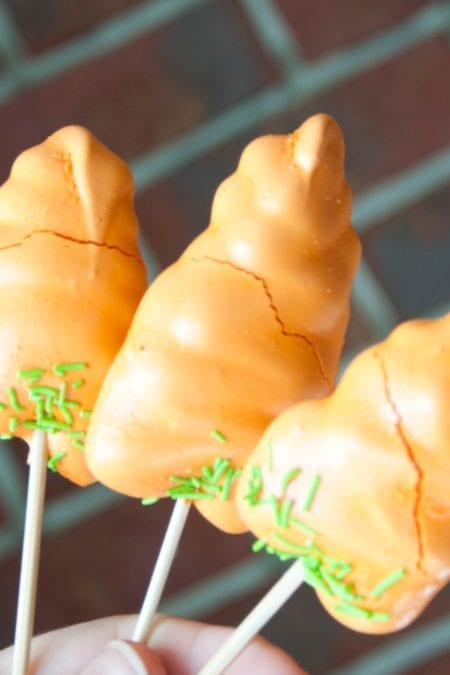 I'm a little in love with these Easter Carrot Meringue Cookies. They're literally the most perfect treat for Easter Egg Hunting EVER. #meringue #meringuecookies #recipe #easter