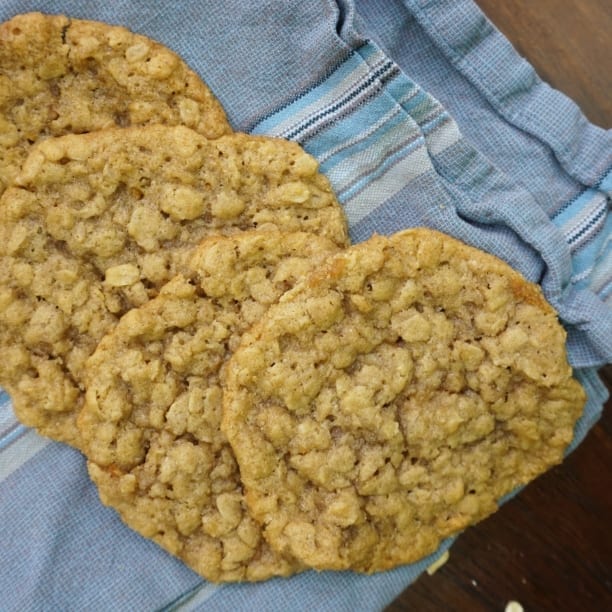 These Vegan Oatmeal Cookies are so simple! There's nothing to them and they're so chewy. Definitely a new favorite cookie! #vegan #cookie #oatmealcookie #cookierecipe
