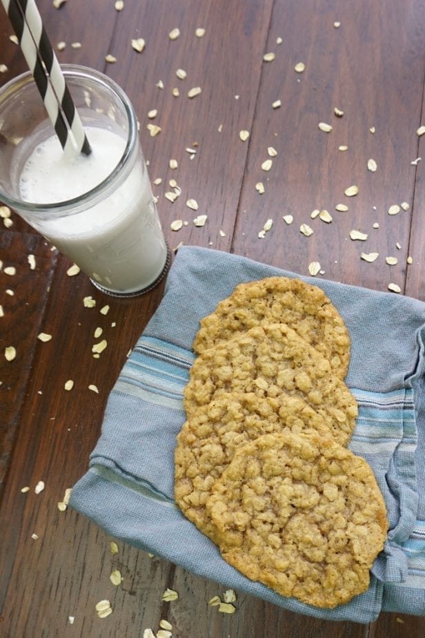 These Vegan Oatmeal Cookies are so simple! There's nothing to them and they're so chewy. Definitely a new favorite cookie! #vegan #cookie #oatmealcookie #cookierecipe