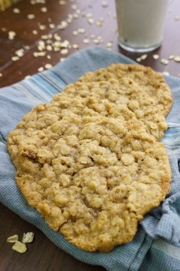 These Vegan Oatmeal Cookies are so simple! There's nothing to them and they're so chewy. Definitely a new favorite cookie! #vegan #cookie #oatmealcookie #cookierecipe