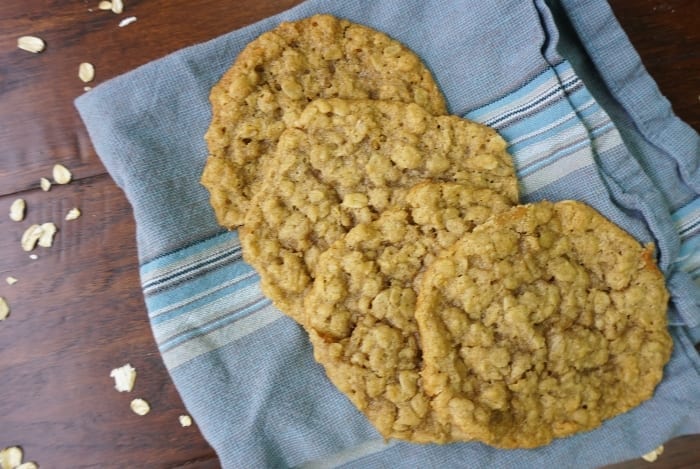 These Vegan Oatmeal Cookies are so simple! There's nothing to them and they're so chewy. Definitely a new favorite cookie! #vegan #cookie #oatmealcookie #cookierecipe