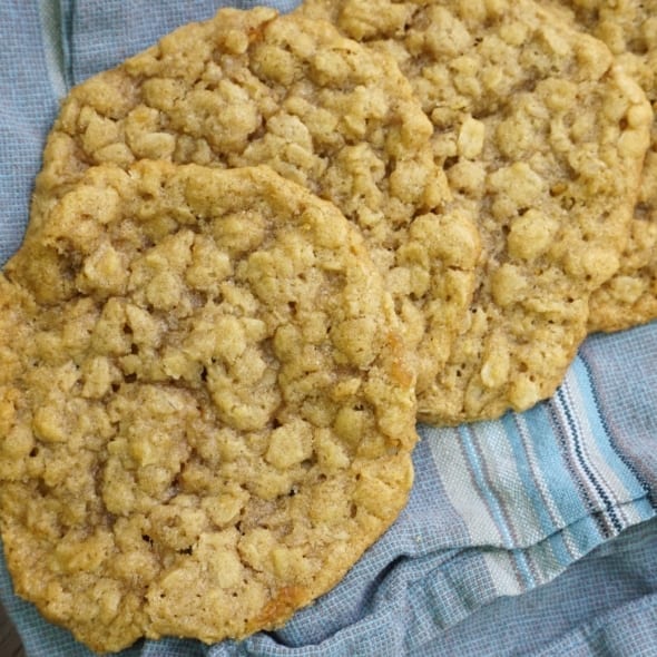 These Vegan Oatmeal Cookies are so simple! There's nothing to them and they're so chewy. Definitely a new favorite cookie! #vegan #cookie #oatmealcookie #cookierecipe