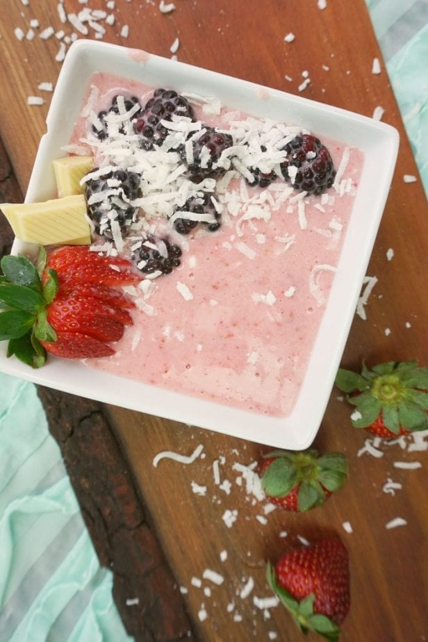 This super easy and creamy vegan strawberry-blackberry smoothie bowl sounds amazing. I can't wait to try it. #vegan #smoothiebowl #smoothie #strawberry