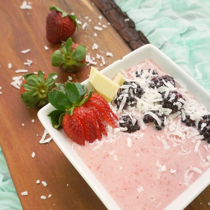 This super easy and creamy vegan strawberry-blackberry smoothie bowl sounds amazing. I can't wait to try it. #vegan #smoothiebowl #smoothie #strawberry
