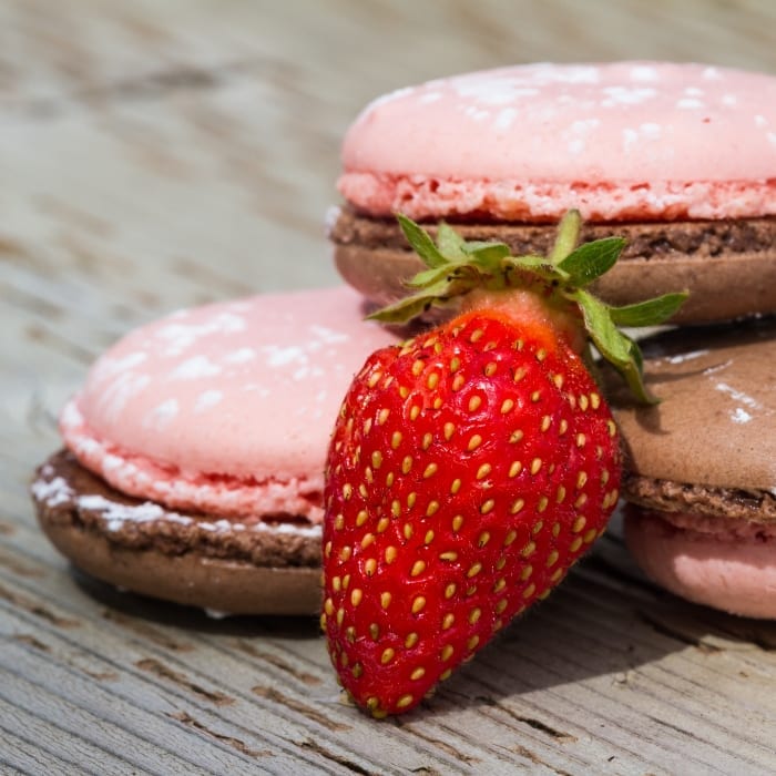 Using the word "obsessed" doesn't come close to perfectly describing the love and undying devotion I have for these absolutely wonderful Strawberry Chocolate Macaron Cookies. #frenchmacaron #macaron #cookies