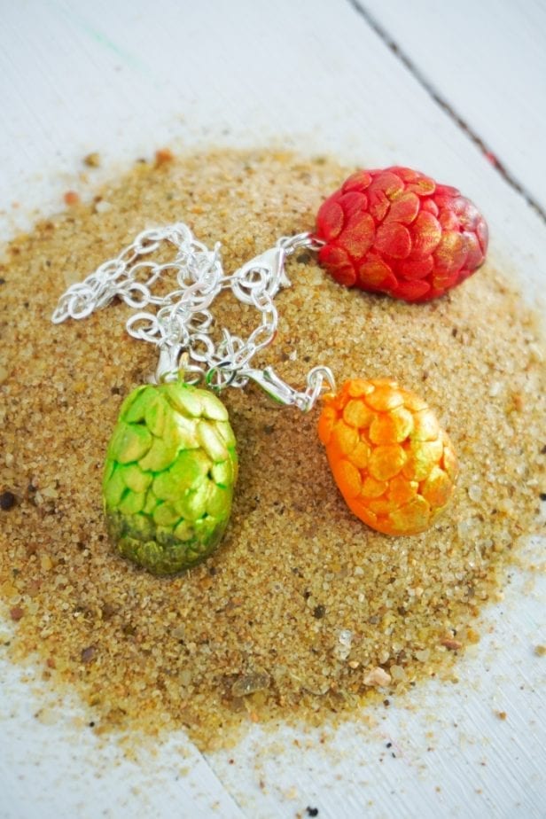 Drop Everything and Make this Game of Thrones Dragon Egg Charm Bracelet. So easy and fast, you can't not make one. #gameofthrones #got #dragonegg #dragoneggbracelet #gameofthronesdragonegg