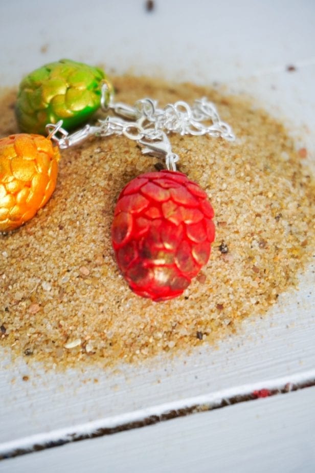 Drop Everything and Make this Game of Thrones Dragon Egg Charm Bracelet. So easy and fast, you can't not make one. #gameofthrones #got #dragonegg #dragoneggbracelet #gameofthronesdragonegg