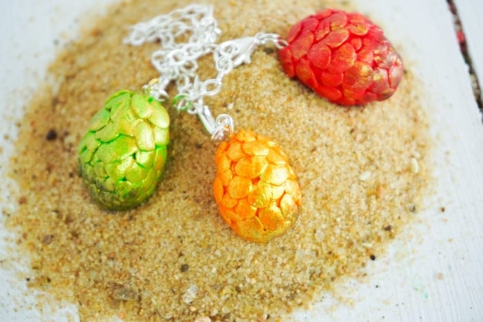 Drop Everything and Make this Game of Thrones Dragon Egg Charm Bracelet. So easy and fast, you can't not make one. #gameofthrones #got #dragonegg #dragoneggbracelet #gameofthronesdragonegg