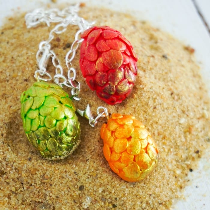 Drop Everything and Make this Game of Thrones Dragon Egg Charm Bracelet. So easy and fast, you can't not make one. #gameofthrones #got #dragonegg #dragoneggbracelet #gameofthronesdragonegg