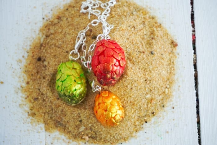 Drop Everything and Make this Game of Thrones Dragon Egg Charm Bracelet. So easy and fast, you can't not make one. #gameofthrones #got #dragonegg #dragoneggbracelet #gameofthronesdragonegg