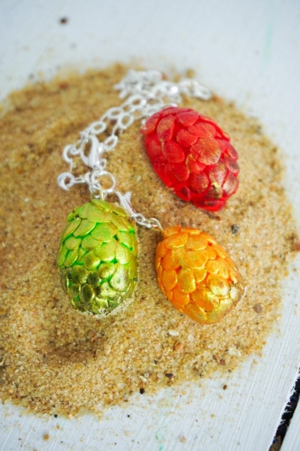 Drop Everything and Make this Game of Thrones Dragon Egg Charm Bracelet. So easy and fast, you can't not make one. #gameofthrones #got #dragonegg #dragoneggbracelet #gameofthronesdragonegg