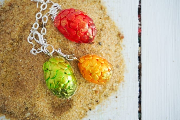 Drop Everything and Make this Game of Thrones Dragon Egg Charm Bracelet. So easy and fast, you can't not make one. #gameofthrones #got #dragonegg #dragoneggbracelet #gameofthronesdragonegg