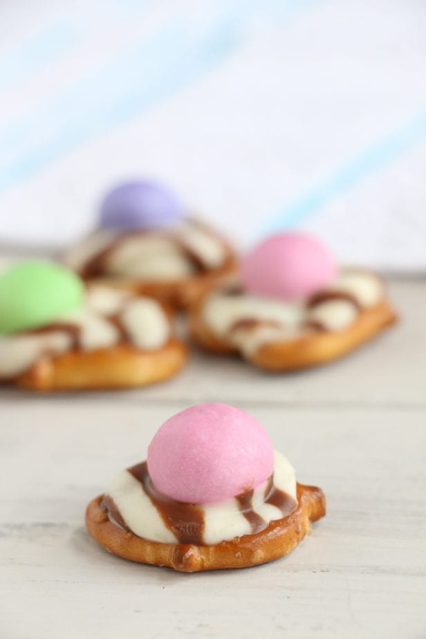 Spring is just the funnest time play with pastels and enjoy a snack at the park. That's what these Sweet Spring Pretzel Bites bring to the party. #pretzelbites #pretzelbiterecipes #springsnackideas #kidssnacks