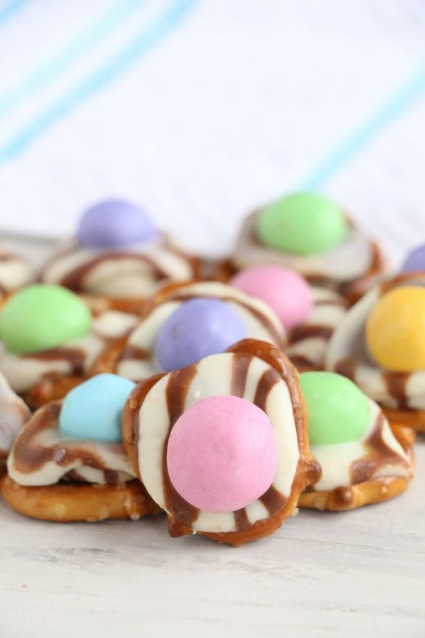 Spring is just the funnest time play with pastels and enjoy a snack at the park. That's what these Sweet Spring Pretzel Bites bring to the party. #pretzelbites #pretzelbiterecipes #springsnackideas #kidssnacks