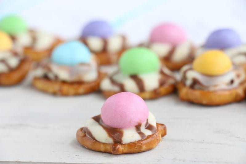 Spring is just the funnest time play with pastels and enjoy a snack at the park. That's what these Sweet Spring Pretzel Bites bring to the party. #pretzelbites #pretzelbiterecipes #springsnackideas #kidssnacks