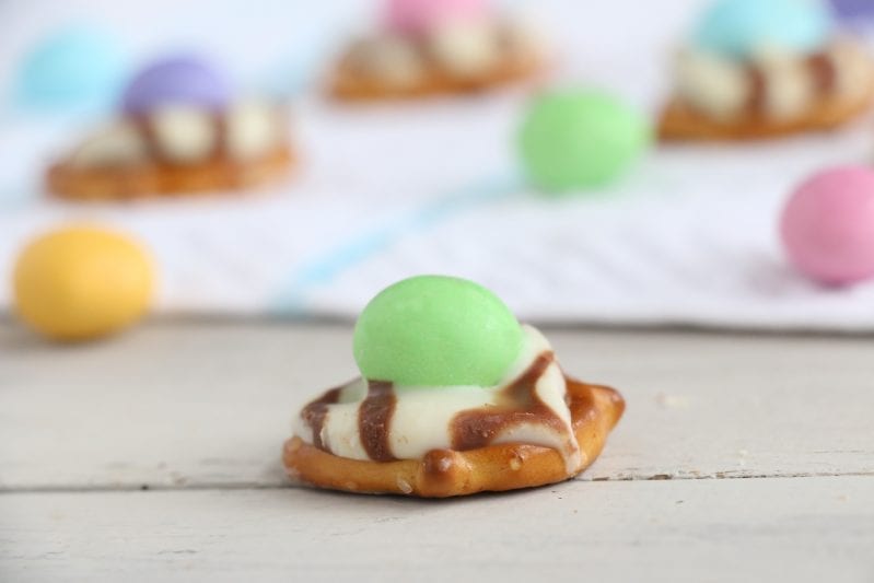 Spring is just the funnest time play with pastels and enjoy a snack at the park. That's what these Sweet Spring Pretzel Bites bring to the party. #pretzelbites #pretzelbiterecipes #springsnackideas #kidssnacks