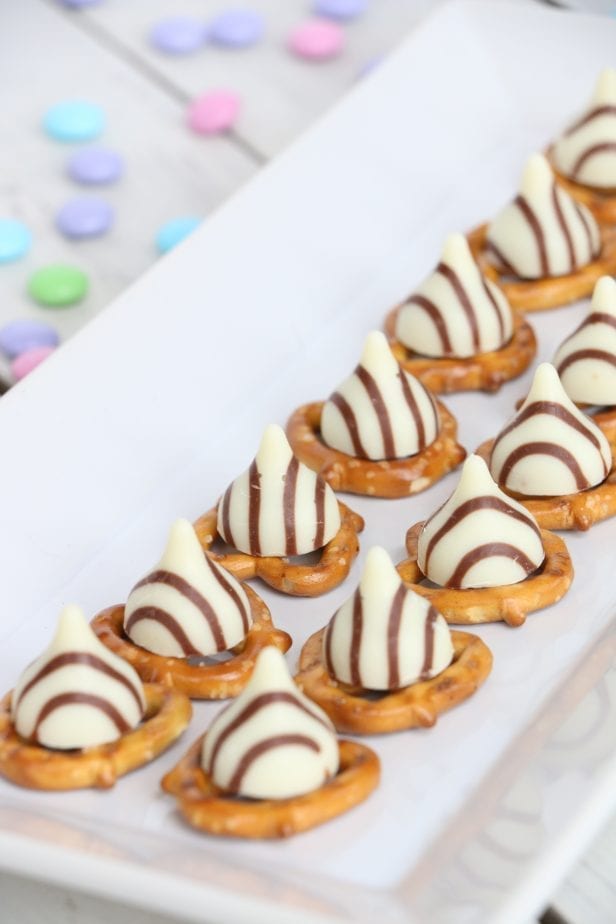 Spring is just the funnest time play with pastels and enjoy a snack at the park. That's what these Sweet Spring Pretzel Bites bring to the party. #pretzelbites #pretzelbiterecipes #springsnackideas #kidssnacks