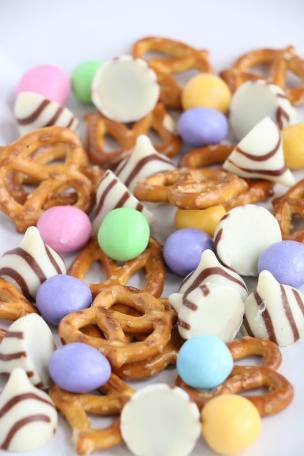 Spring is just the funnest time play with pastels and enjoy a snack at the park. That's what these Sweet Spring Pretzel Bites bring to the party. #pretzelbites #pretzelbiterecipes #springsnackideas #kidssnacks
