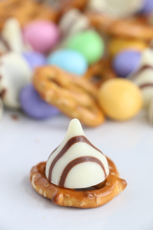 Spring is just the funnest time play with pastels and enjoy a snack at the park. That's what these Sweet Spring Pretzel Bites bring to the party. #pretzelbites #pretzelbiterecipes #springsnackideas #kidssnacks