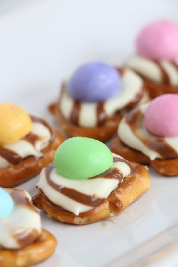 Spring is just the funnest time play with pastels and enjoy a snack at the park. That's what these Sweet Spring Pretzel Bites bring to the party. #pretzelbites #pretzelbiterecipes #springsnackideas #kidssnacks
