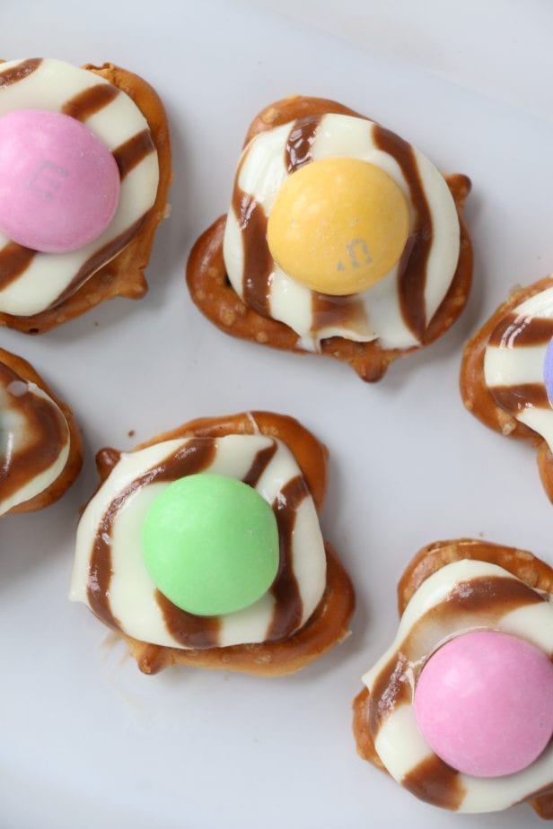 Spring is just the funnest time play with pastels and enjoy a snack at the park. That's what these Sweet Spring Pretzel Bites bring to the party. #pretzelbites #pretzelbiterecipes #springsnackideas #kidssnacks