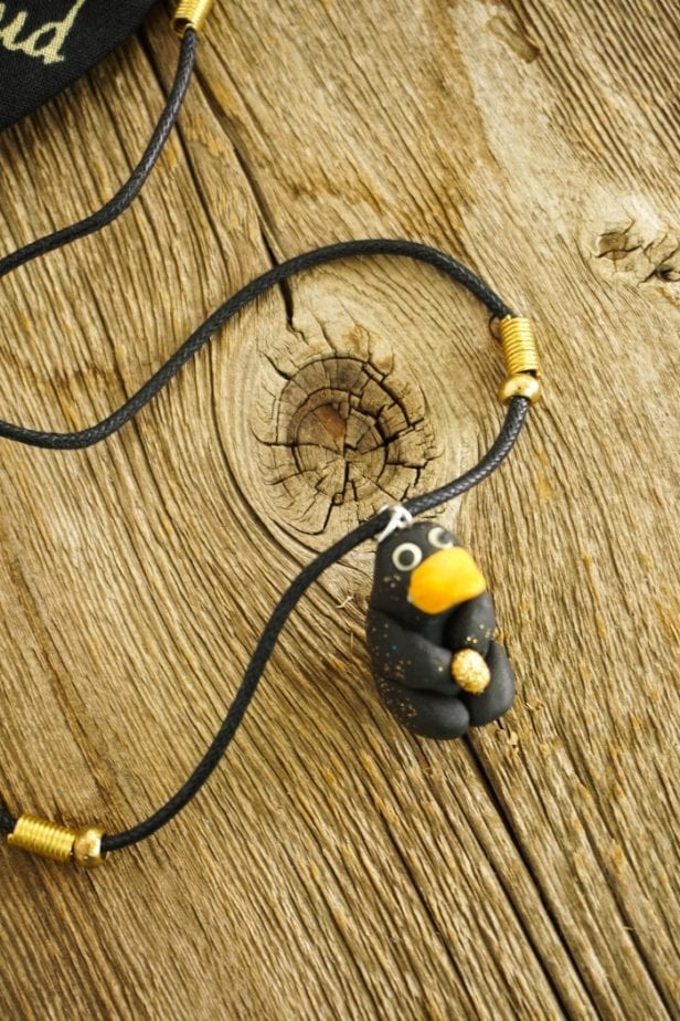 Let's be clear, when Fantastic Beasts originally came out, the Niffler was my bae. And this DIY Niffler Necklace is so Cute, I'm Hoarding It. #fantasticbeasts #harrypotter #niffler