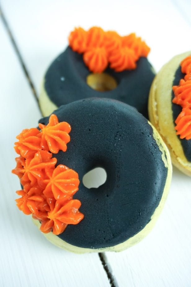 I love it when science and snack collide. But, of all the things, these Black Hole Donuts blow my mind. #blackhole #donuts #nerd #sciencefood #blackholedonuts 