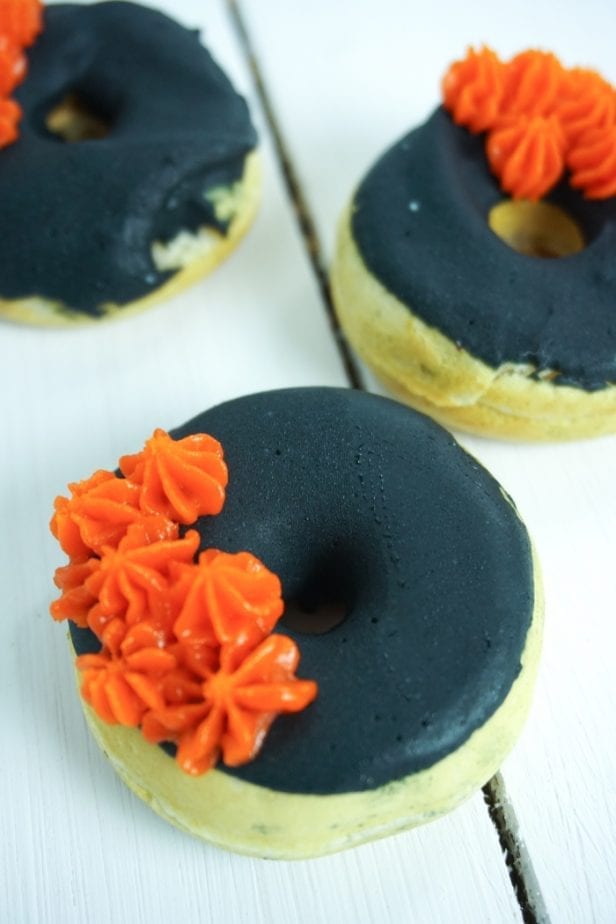 I love it when science and snack collide. But, of all the things, these Black Hole Donuts blow my mind. #blackhole #donuts #nerd #sciencefood #blackholedonuts 