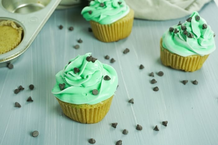 Seriously, these Andes Mint Boozy Cupcakes Are All About the Summer Party. They're so bright and fun! #boozycupcakes #andesmintcupcake