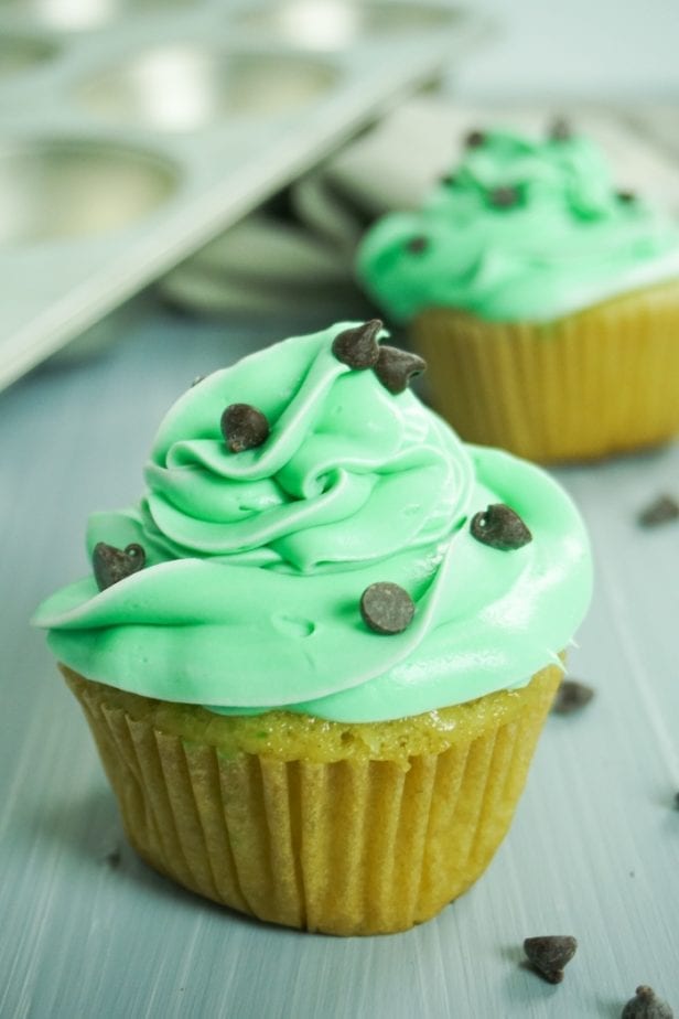 Seriously, these Andes Mint Boozy Cupcakes Are All About the Summer Party. They're so bright and fun! #boozycupcakes #andesmintcupcake