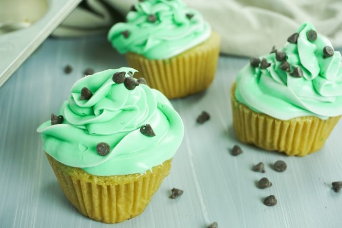 Seriously, these Andes Mint Boozy Cupcakes Are All About the Summer Party. They're so bright and fun! #boozycupcakes #andesmintcupcake
