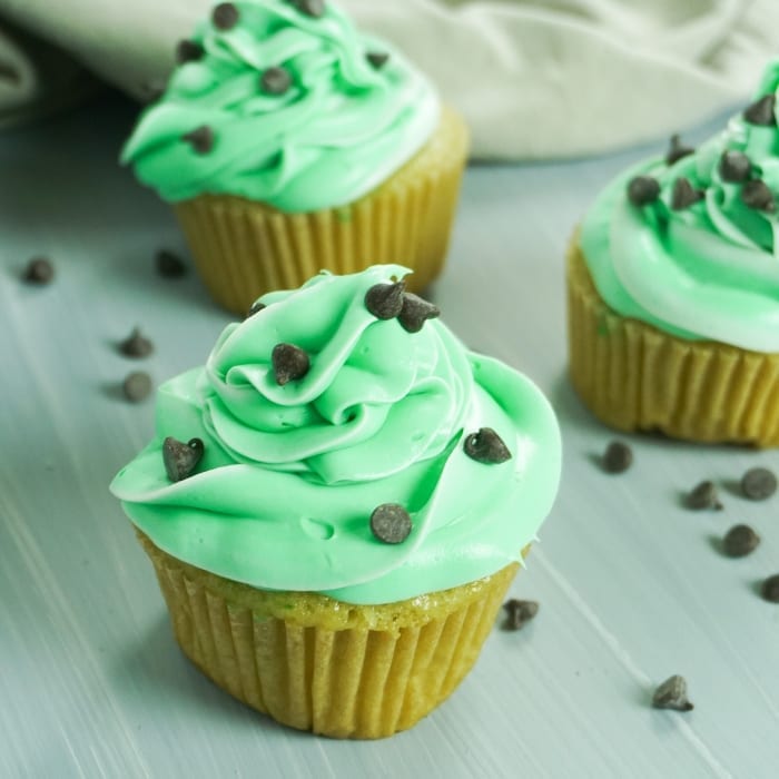 Seriously, these Andes Mint Boozy Cupcakes Are All About the Summer Party. They're so bright and fun! #boozycupcakes #andesmintcupcake