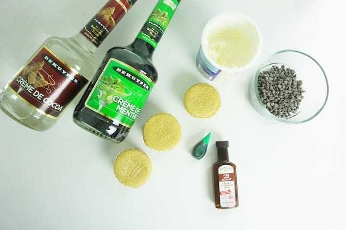 Seriously, these Andes Mint Boozy Cupcakes Are All About the Summer Party. They're so bright and fun! #boozycupcakes #andesmintcupcake