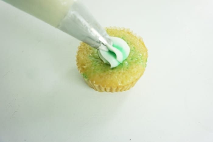 Seriously, these Andes Mint Boozy Cupcakes Are All About the Summer Party. They're so bright and fun! #boozycupcakes #andesmintcupcake