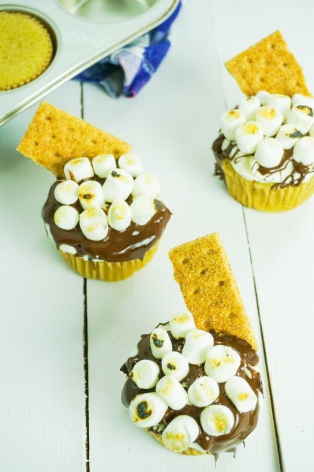 I love s'mores so much, but I hate mosquitos, so I say, Screw the Campfire, I'm Making S'mores Cupcakes! #smores #smorescupcakes #s'mores