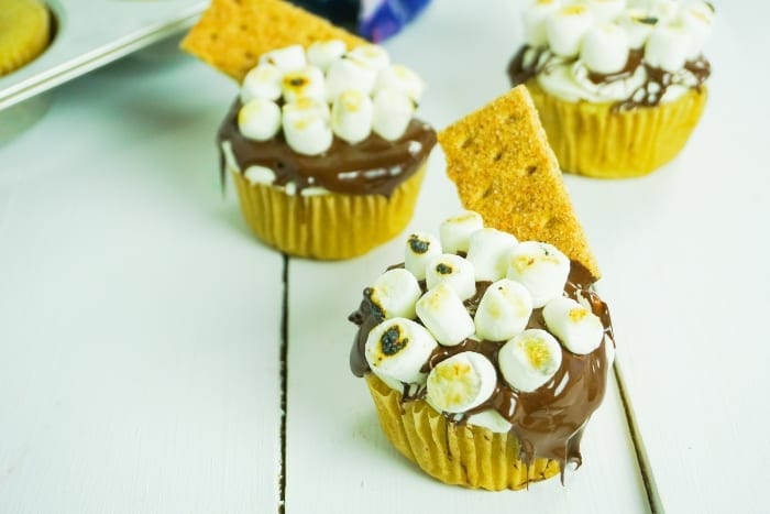 I love s'mores so much, but I hate mosquitos, so I say, Screw the Campfire, I'm Making S'mores Cupcakes! #smores #smorescupcakes #s'mores