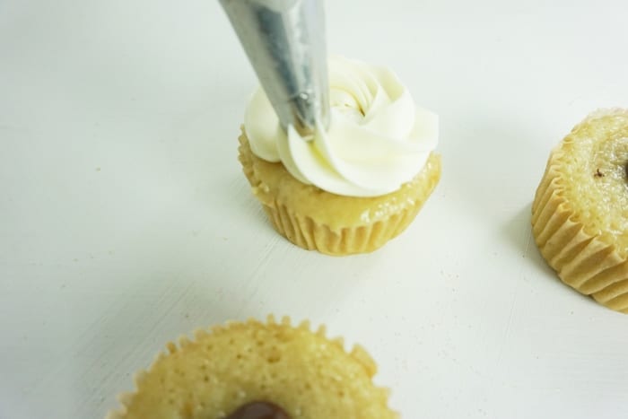 I love s'mores so much, but I hate mosquitos, so I say, Screw the Campfire, I'm Making S'mores Cupcakes! #smores #smorescupcakes #s'mores