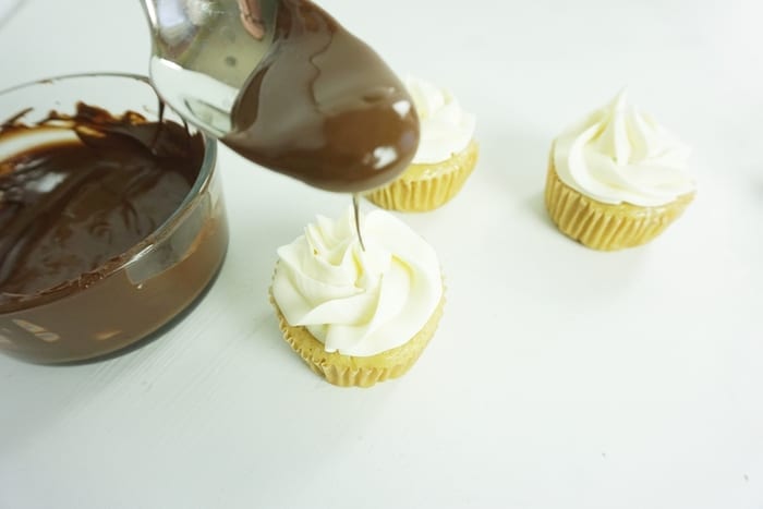 I love s'mores so much, but I hate mosquitos, so I say, Screw the Campfire, I'm Making S'mores Cupcakes! #smores #smorescupcakes #s'mores
