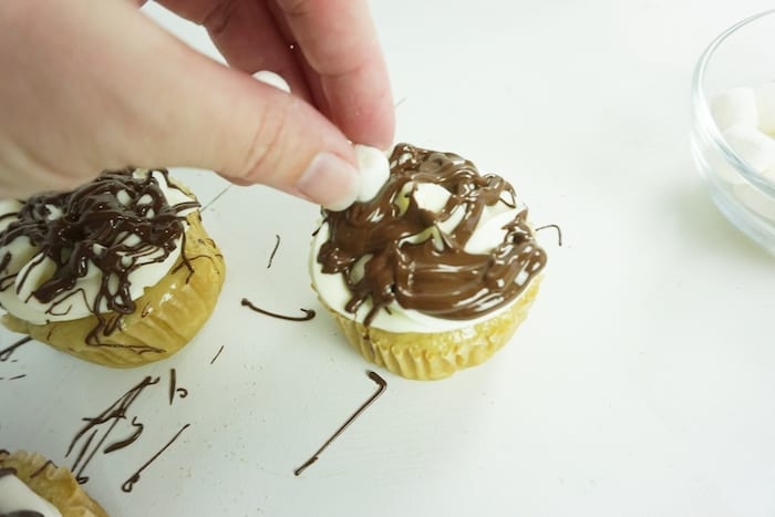 I love s'mores so much, but I hate mosquitos, so I say, Screw the Campfire, I'm Making S'mores Cupcakes! #smores #smorescupcakes #s'mores