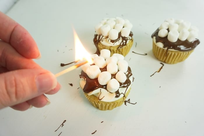 I love s'mores so much, but I hate mosquitos, so I say, Screw the Campfire, I'm Making S'mores Cupcakes! #smores #smorescupcakes #s'mores
