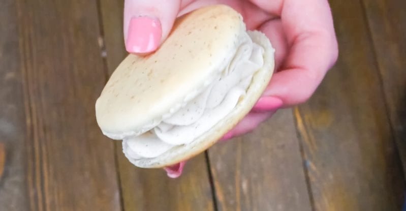 If you're macaron-curious or a macaron-artist, these Wickedly Easy Vanilla Macarons are so simple, you're going to love them from the get-go. #frenchmacarons #vanillamacarons #macaroncookies #easymacaroncookies
