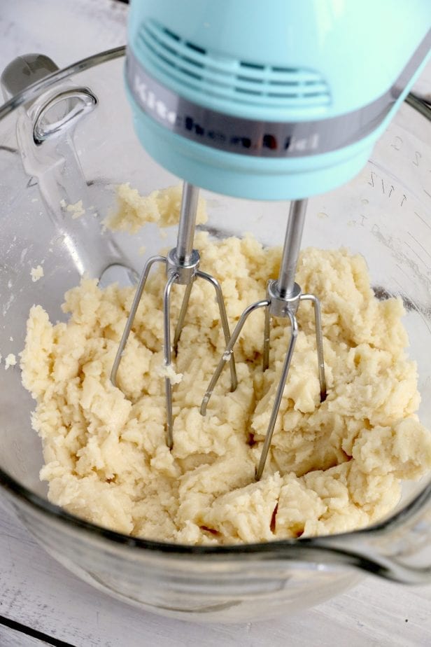 I'm not kidding you, these Gooey Cake Batter Bars are are Every Kid's Dream. Soft, sweet, and such an easy treat to make--it's like the perfect summertime treat, but fancy enough you could make them for a party! #cakebatterbars #treat #summerrecipes