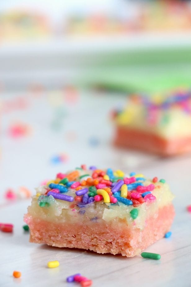 I'm not kidding you, these Gooey Cake Batter Bars are are Every Kid's Dream. Soft, sweet, and such an easy treat to make--it's like the perfect summertime treat, but fancy enough you could make them for a party! #cakebatterbars #treat #summerrecipes