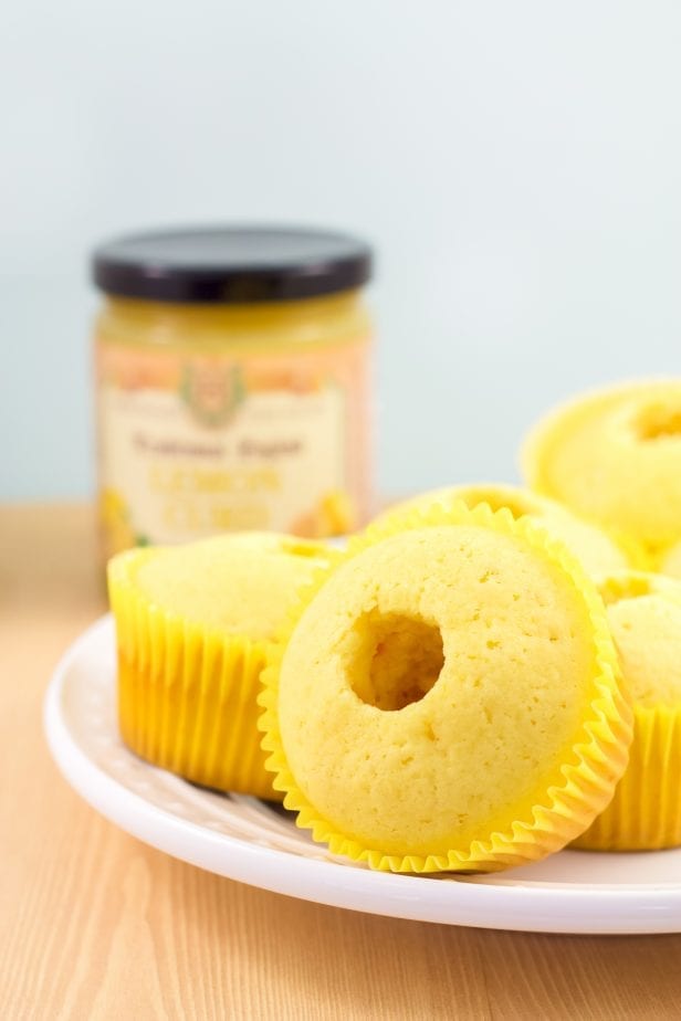 Let’s be really honest, summer is about the lemonade stand, right? These Sweet Little Lemonade Stand Cupcakes bring all that back. #cupcake #lemoncupcakes #lemonadecupcakes