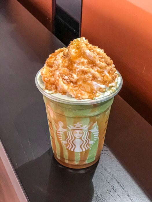 A deliciously sweet macha green tea frappuchino with caramel drizzle and caramel crunchies is what makes up the Baby Yoda Frappuchino